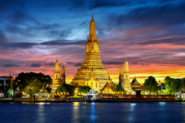 wat arun temple twilight bangkok thailand